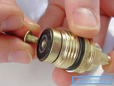 Извадете уплътнението от края на кутията Извадете уплътнението от края на кутията