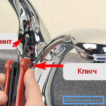 Извадете дръжката, като развиете фиксиращия винт Извадете дръжката, като развиете фиксиращия винт