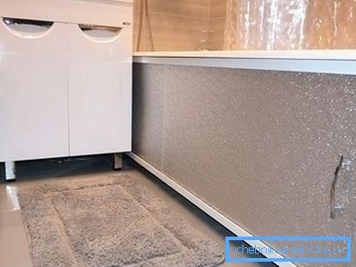 Стъклен екран под ваната