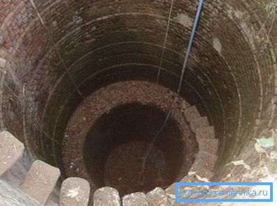 Стените на тази кладенеца са на няколко века. Стените на тази кладенеца са на няколко века.