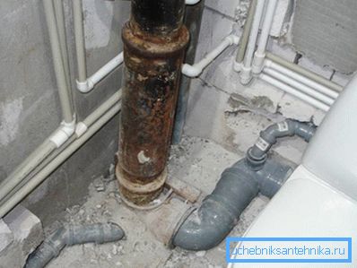 Съединение от пластмасови и чугунени тръби