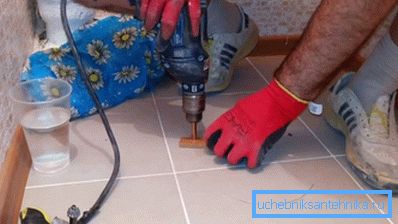 Пробийте дупки с перфоратор със специална бормашина