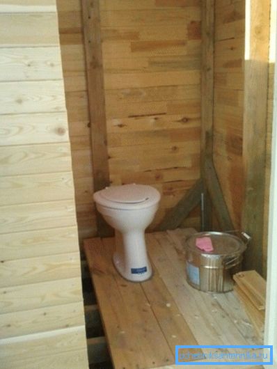 Така изглежда като селска къща с инсталирана тоалетна