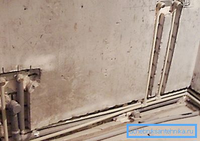 Така изглежда полагането на тръбопровода, скрит в стените с помощта на обвивка Така изглежда полагането на тръбопровода, скрит в стените с помощта на обвивка