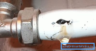 Поток в пластмасова тръба