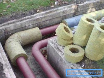Топлоизолация на отоплителната система, поставена на улицата