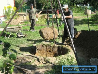 Триножник, на който е окачен ръчен верижен повдигач.