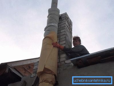 Тръбата е обвита в слой от топлоизолатор Тръбата е обвита в слой от топлоизолатор