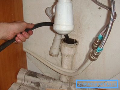 Отстраняване на канализацията със специален кабел Отстраняване на канализацията със специален кабел