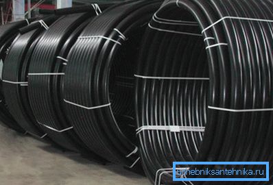 Изненадващата пластичност на HDPE позволява да се завъртят в такива намотки, което значително улеснява транспортирането и съхранението Изненадващата пластичност на HDPE позволява да се завъртят в такива намотки, което значително улеснява транспортирането и съхранението