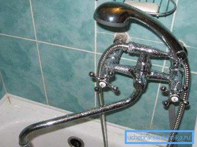 Универсален кран може да излива вода във вана или мивка по ваше усмотрение Универсален кран може да излива вода във вана или мивка по ваше усмотрение