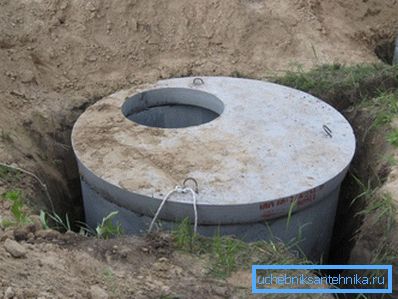 Поставете капака с отвора. Поставете капака с отвора.