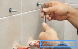 Монтиране на монтажните скоби Монтиране на монтажните скоби