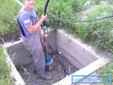 Устройството внимателно е потопено в тръбата за кладенец. Устройството внимателно е потопено в тръбата за кладенец.