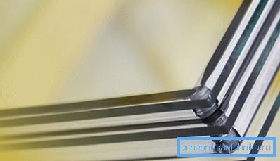 По-специално в студени райони се използват многокамерни прозорци с енергоспестяващи стъкла, които намаляват загубите, дължащи се на топлинна радиация.