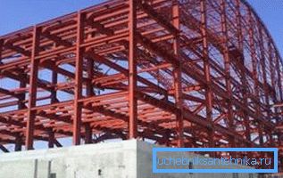 В процеса на изграждане на рамката на стадиона, профилни тръби от различни размери