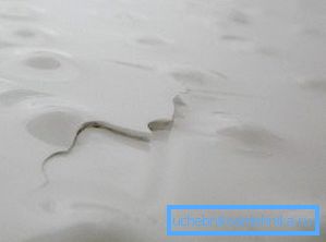 Важно е да почистите ръбовете на пукнатината и да подредите повърхността Важно е да почистите ръбовете на пукнатината и да подредите повърхността