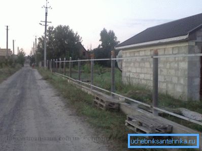 Вертикални стълбове от азбестов цимент.