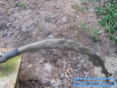 Първо, от кладенеца се изпомпва много мръсна вода