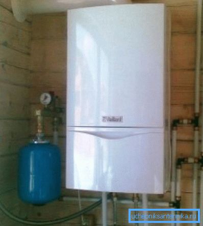 Появата на стенния газов котел с разширителния резервоар, които са свързани към една система Появата на стенния газов котел с разширителния резервоар, които са свързани към една система