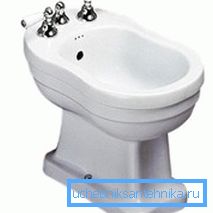 Изглед на конвенционална перална машина с инсталирани кранове с вода с различни температури Изглед на конвенционална перална машина с инсталирани кранове с вода с различни температури