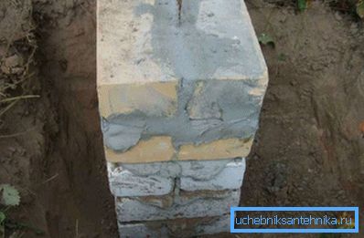 Вътре в колоната закрепваме армировката.
