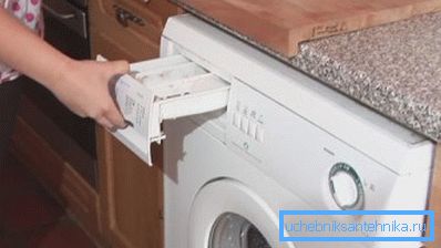 Водата се излива директно в това отделение. Водата се излива директно в това отделение.