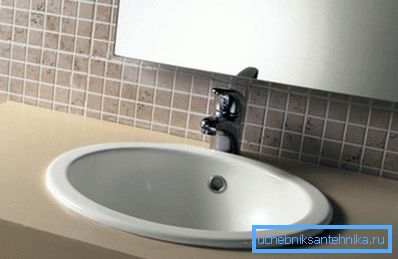 Умивалникът Mortise се държи на място със собствено тегло. Умивалникът Mortise се държи на място със собствено тегло.