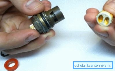 Изваждаме керамичната двойка заедно с пръта Изваждаме керамичната двойка заедно с пръта