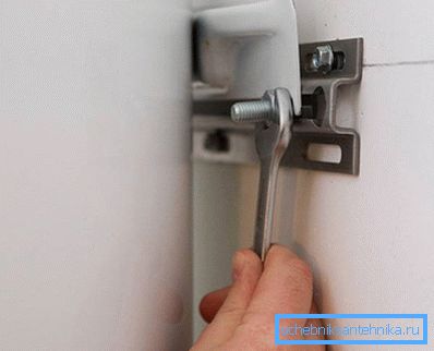 Монтирайте бойлера на монтажната плоча
