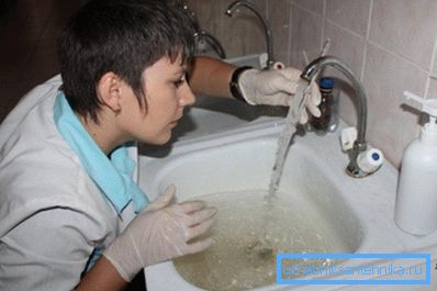 Вземете вода в медицински ръкавици Вземете вода в медицински ръкавици