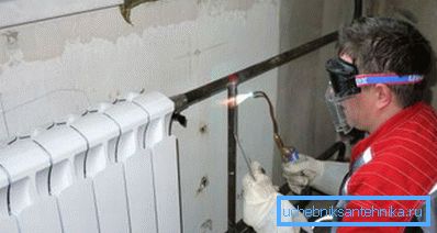 Замяна на радиатори в апартамента чрез заваряване с газ от квалифициран специалист Замяна на радиатори в апартамента чрез заваряване с газ от квалифициран специалист