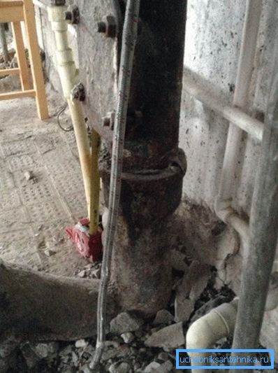 Замяната на решетките в апартамента няма да ви спести от течове в тавана.
