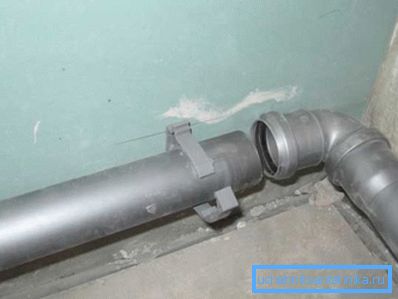 Скрепителна скоба за осигуряване на комуникации.