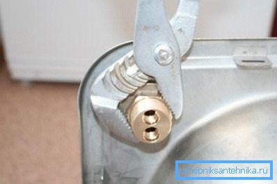Затегнете гайката с ключа. Затегнете гайката с ключа.