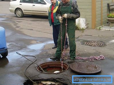 Затегнатата врата ще затрудни почистването на кладенеца. Затегнатата врата ще затрудни почистването на кладенеца.