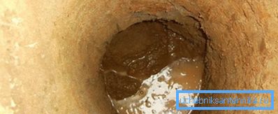 Площта на водата е покрита с чакъл и пясък.